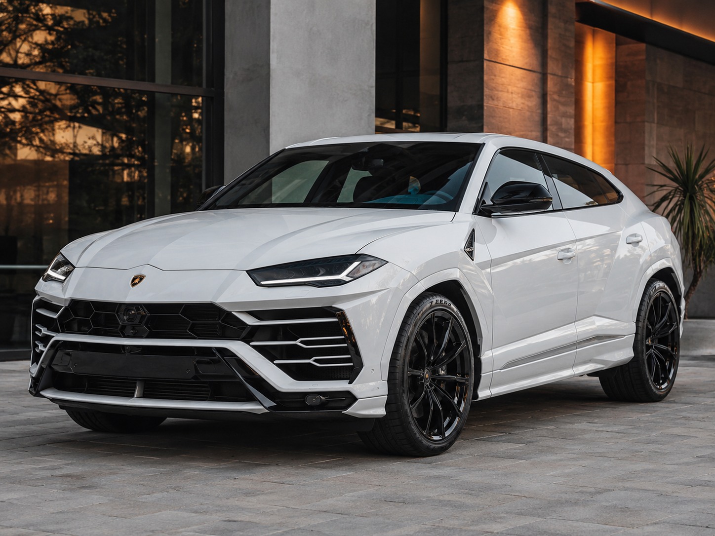 Lamborghini_Urus_1_under_500KB